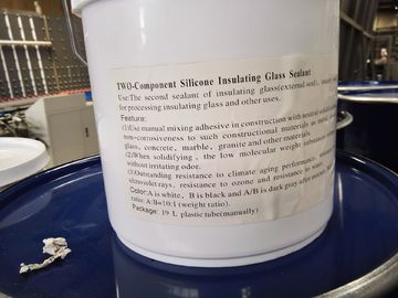 Duas dos componentes porções do vedador do silicone para isolar preto &amp; branco de vidro fornecedor